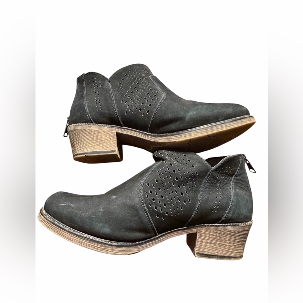 Propet Remy ankle boots in black nubuck leather. Size 7.5. Western, cut outs.